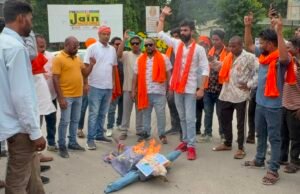 संसद परिसर में कथित टिप्पणी के विरोध में धर्म सेना का प्रदर्शन, कोरबा में पप्पू यादव और विपक्षी नेताओं का पुतला दहन