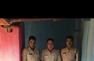 संभागीय आबकारी उड़नदस्ता की बड़ी कार्रवाई: 18 पेटियों में 162 लीटर मध्यप्रदेश की गोवा व्हिस्की जब्त, दो आरोपी गिरफ्तार