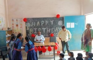 61वें जन्मदिन पर प्रधान पाठक ने दी अनोखी दावत, बच्चों ने सजाया स्कूल