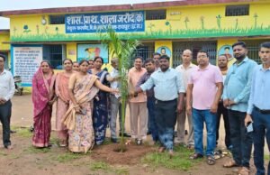 सेवानिवृत्त प्रधान पाठक संतकुमार बंदे को भावभीनी विदाई