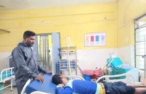 आकाशीय बिजली गिरने के बाद इलाज के लिए भटकते मरीज,एक नर्स के भरोसे अस्पताल,डॉक्टर ड्यूटी से नदारद।