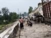 बारिश से बिगड़े छत्तीसगढ़ के हालात: NH-45 पर दलदल बनी सड़क, कीचड़ में धंसे वाहन; गौरेला में जर्जर मकान गिरा, बांधों का जलस्तर बढ़ा