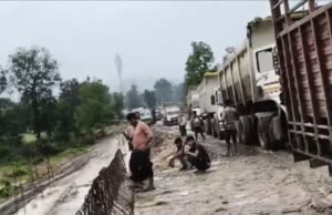 बारिश से बिगड़े छत्तीसगढ़ के हालात: NH-45 पर दलदल बनी सड़क, कीचड़ में धंसे वाहन; गौरेला में जर्जर मकान गिरा, बांधों का जलस्तर बढ़ा