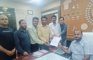 शहरी एवं ग्रामीण क्षेत्रों में पट्टा वितरण की मांग को लेकर ब्लॉक कांग्रेस ने जिला प्रशासन को सौंपा ज्ञापन