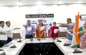 हर घर तिरंगा अभियान के तहत जिला पंचायत अध्यक्ष ने दिलाई तिरंगा प्रतिज्ञा 2047 तक सशक्त, समृद्ध और आत्मनिर्भर भारत के निर्माण में हर नागरिक निभाए अपनी जिम्मेदारी – जिला पंचायत अध्यक्ष इंजी सत्यलता आनंद मिरी