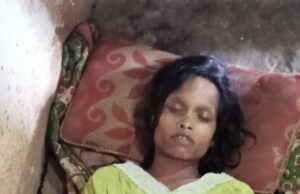 बतौली में करेंट से बड़ा हादसा लोहे के दरवाजे में करेंट प्रवाहित होने से 25 वर्षीय महिला की चिपकने से मौके पर मौत गांव में शोक का माहौल