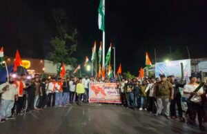 मूसलाधार बारिश भी नहीं रोक पाई बजरंगियों के कदम अखंड भारत के संकल्प के साथ कोसाबाड़ी से घंटाघर तक निकली भव्य मशाल यात्रा