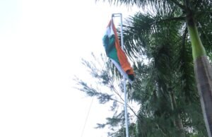 कलेक्टोरेट में शान से लहराया तिरंगा, कलेक्टर श्री विश्वदीप ने किया ध्वजारोहण
