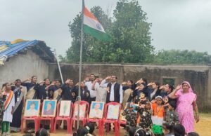 कर्मा विद्यालय सामोदा में शान से लहराया तिरंगा।