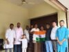 स्वतंत्रता दिवस पर कांग्रेसजनों ने किया राष्ट्रीय ध्वज का वितरण