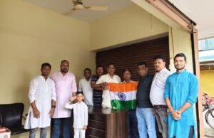स्वतंत्रता दिवस पर कांग्रेसजनों ने किया राष्ट्रीय ध्वज का वितरण