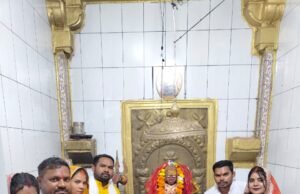 धीवर समाज आरंग द्वारा किया गया बाबा बागेश्वरनाथ महादेव का दुग्धाभिषेक