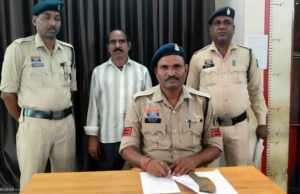 धारदार हथियार लेकर आने जाने वालो को डराने वाला आरोपी चढ़ा कोतवाली पुलिस के हत्थे