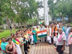 15 अगस्त स्वतंत्रता दिवस को स्वामी विवेकानंद उद्यान में किया गया तिरंगे झंडे का पुष्प से सम्मान