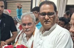 भूपेश बघेल के जन्मदिन पर बिलासपुर से पहुंचे सैकड़ों कांग्रेसजन, रविंद्र सिंह के नेतृत्व में दी शुभकामनाएं