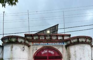 डूमर कछार में अवैध महुआ शराब पर आबकारी विभाग का छापा, 29 लीटर शराब और 30 किलो लाहन जब्त, दो गिरफ्तार