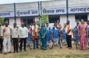 विकसित भारत की नींव हैं बेटियां: घुंचापाली कला व बकमा में 64 छात्राओं को बंटी साइकिल, लिया पर्यावरण संरक्षण का संकल्प