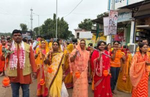 सावन के अंतिम सोमवार पर बोल बम के जयघोष से गूंजा कोमाखान, 5 किमी पदयात्रा कर महादेवा धाम पहुंचे श्रद्धालु