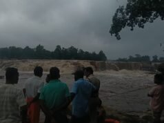 कोरबा देवपहरी जलप्रपात में फंसे तीन दोस्त, वीडियो कॉल कर रेस्क्यू टीम से मांगी मदद