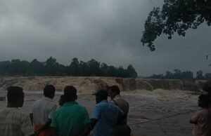 कोरबा देवपहरी जलप्रपात में फंसे तीन दोस्त, वीडियो कॉल कर रेस्क्यू टीम से मांगी मदद