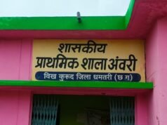 स्कूल में स्वीपर तैनात, फिर भी कक्षा में पढ़ने वाले बच्चे लगा रहे झाड़ू