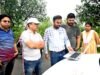 बारिश के बीच खेतों तक पहुंचे कलेक्टर कलेक्टर ने फील्ड पहुंचकर देखा डिजिटल क्रॉप सर्वे, एग्रीस्टैक पंजीयन और नक्शा बटांकन की प्रगति