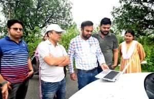 बारिश के बीच खेतों तक पहुंचे कलेक्टर कलेक्टर ने फील्ड पहुंचकर देखा डिजिटल क्रॉप सर्वे, एग्रीस्टैक पंजीयन और नक्शा बटांकन की प्रगति