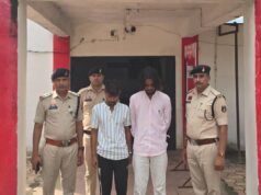 धारदार हथियार लहराकर आने- जाने वाले लोगों को डराने वाले 02 आरोपी चढ़े पुलिस के हत्थे