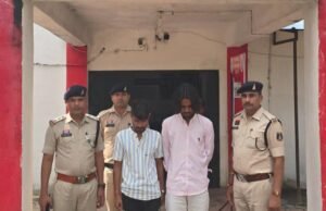 धारदार हथियार लहराकर आने- जाने वाले लोगों को डराने वाले 02 आरोपी चढ़े पुलिस के हत्थे
