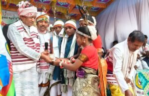 कूटकू मैदान में गूंजा आदिवासी संस्कृति का रंग, धूमधाम से मनाया गया विश्व आदिवासी दिवस
