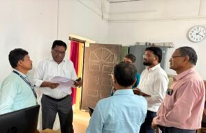 बस्तर के दूरस्थ क्षेत्र भोपालपट्टनम पहुंचे कमिश्नर श्री डोमन सिंह, विभिन्न दफ्तरों में कार्यालयीन व्यवस्थाओं का लिया जायजा