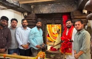 जन्मदिन पर मां महामाया के दरबार पहुंचे आशीष मोनू अवस्थी, जरूरतमंदों की सेवा कर दिया जनसेवा का संदेश