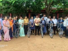 जिला पंचायत उपाध्यक्ष श्री भीखम ठाकुर के मुख्य आतिथ्य में स्वामी आत्मानंद स्कूल कोमाखान में हुआ निःशुल्क साइकिल वितरण