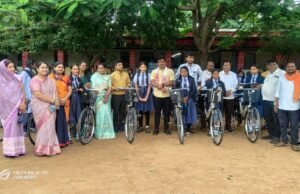 जिला पंचायत उपाध्यक्ष श्री भीखम ठाकुर के मुख्य आतिथ्य में स्वामी आत्मानंद स्कूल कोमाखान में हुआ निःशुल्क साइकिल वितरण