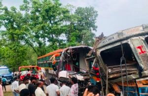 रॉयल बस और ट्रक में जोरदार टक्कर, कई यात्री घायल; अस्पताल में कराया गया भर्ती