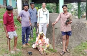 कोपरा गांव में बाल मंडली ने रोपे 100 पौधे, 60 वर्षीय बिसरी बाई ने दिया पर्यावरण संरक्षण का संदेश