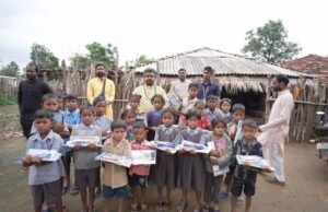 कीचड़ भरे रास्तों से नक्सल पीड़ितों के घर तक पहुंचे डॉ. प्रेमा साईं, बांटी मदद और जगाया भरोसा