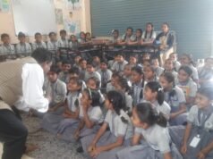 कर्मा विद्यालय समोदा में बच्चों ने सीखी अंग्रेजी बोलने की कला, मंच पर निडर होकर विद्यार्थियों ने दिए जवाब
