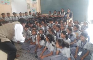 कर्मा विद्यालय समोदा में बच्चों ने सीखी अंग्रेजी बोलने की कला, मंच पर निडर होकर विद्यार्थियों ने दिए जवाब