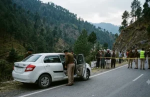 जम्मू-कश्मीर में सनसनी: रामबन में कार के अंदर संदिग्धावस्था में मिले दो पुलिसकर्मी, अस्पताल पहुंचने पर डॉक्टरों ने किया मृत घोषित