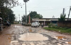 नरदहा की PWD सड़क पर हर तीसरे दिन मरम्मत, फिर भी गड्ढों से नहीं मिल रही राहत