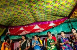 आरंग की सांस्कृतिक संस्था “दूज के चंदा” ने खड़सा (सिरपुर) के इतवारी महोत्सव में बिखेरा छत्तीसगढ़ी लोक कला का जादू, दर्शकों को किया मंत्रमुग्ध