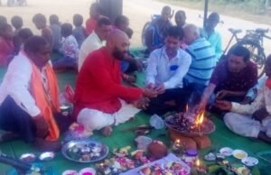 गाँव की एकता का अनूठा उदाहरण: कुलिया में हर्षोल्लास के साथ मनाया गया पारंपरिक ‘इतवारी पर्व’, महाप्रसाद का हुआ वितरण
