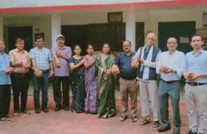 शिक्षिकाओं ने शिक्षक भाइयों को बांधी राखी, निभाई अनूठी परंपरा