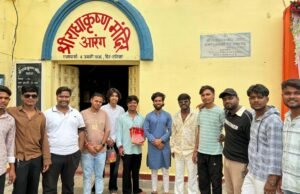 गणेशोत्सव के सफल आयोजन के लिए श्री वक्रतुंड परिवार ने विभिन्न मंदिरीं में निमंत्रण अर्पित कर की पूजा अर्चना