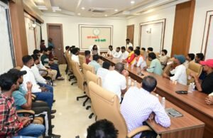 महेश यादव अध्यक्ष भारतीय जनता युवा मोर्चा, अटल नगर मण्डल, नवा रायपुर के नेतृत्व में कैबिनेट मंत्री गुरु खुशवंत साहेब से सौजन्य भेंट