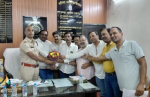आरंग व्यापारी संघ मिले नए थानेदार से नगर हित मे रखी कुछ मांगें