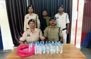 अवैध शराब परिवहन कर बिक्री करने वालें आरोपी के विरुद्ध थाना कोतवाली पुलिस की कार्यवाही, आरोपी के कब्जे से 30 पाव देशी शराब कीमती 2400/- किया गया जप्त