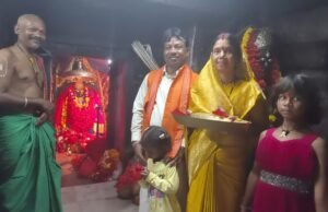 आस्था के धाम माँ दंतेश्वरी के चरणों में सांसद महेश कश्यप ने परिवार संग की पूजा अर्चना