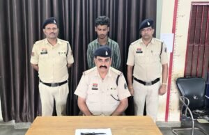 धारदार हथियार लेकर टॉकिंज़ के कर्मचारी को डराने वाला आरोपी चढ़ा कोतवाली पुलिस के हत्थे